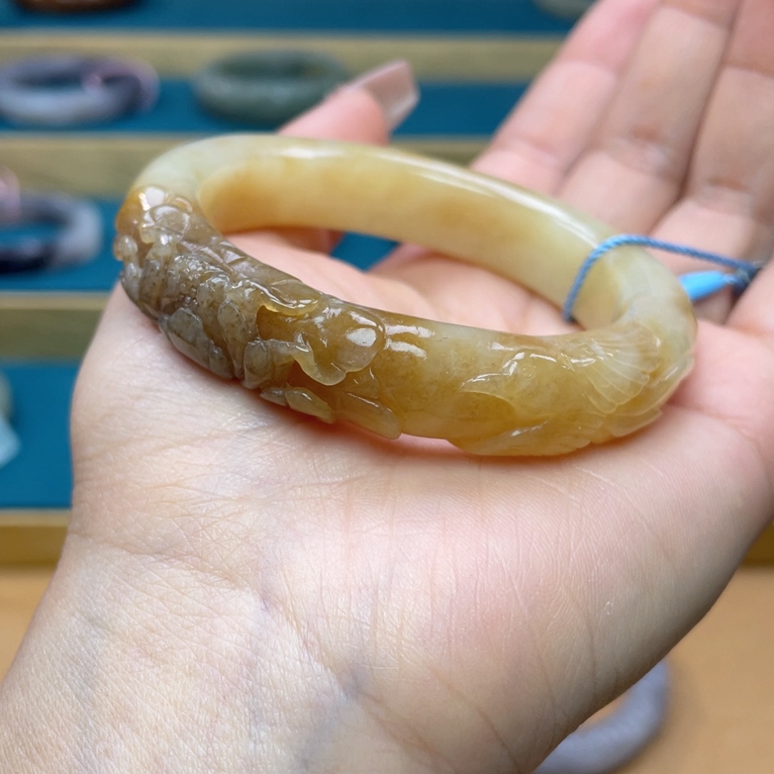 和田玉手镯56圈口。编号33未镶嵌