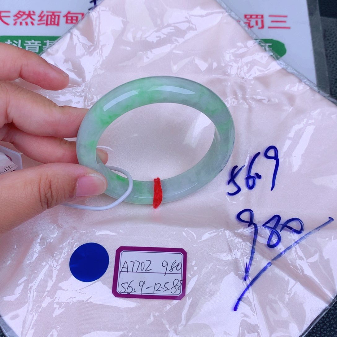 翡翠手镯未镶嵌缅甸翡翠