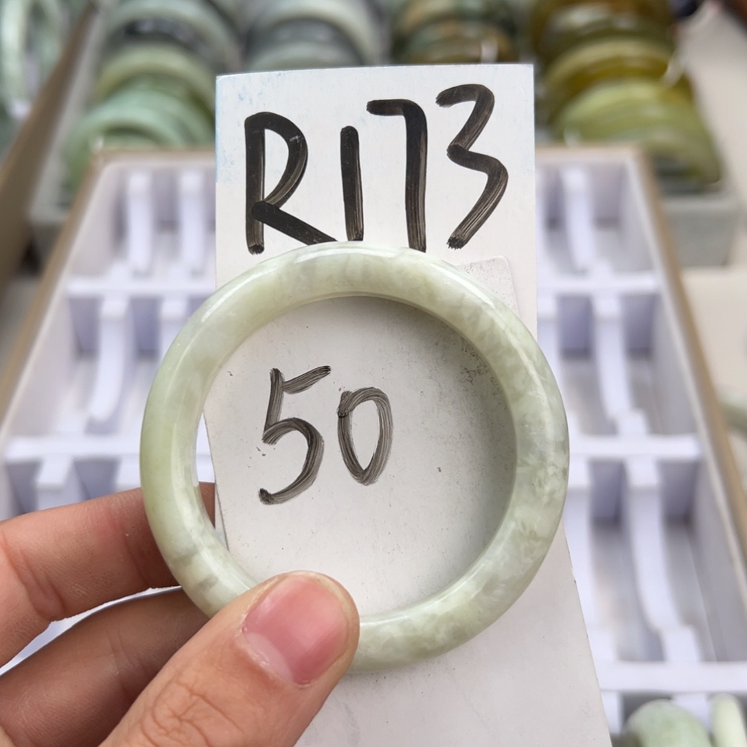 岫玉手镯未镶嵌天然岫玉微瑕可以正常佩戴