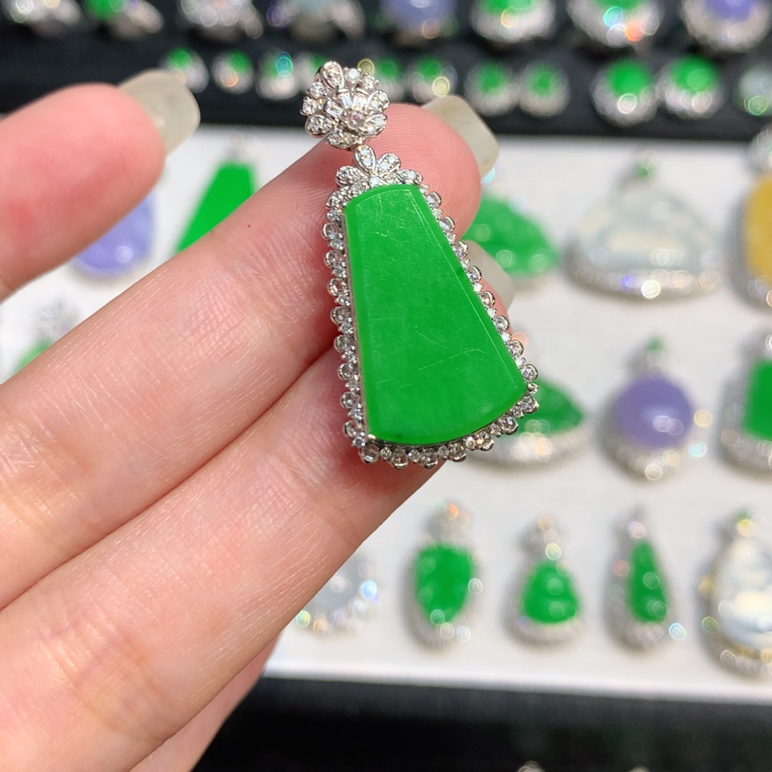 翡翠18K金镶嵌颈饰