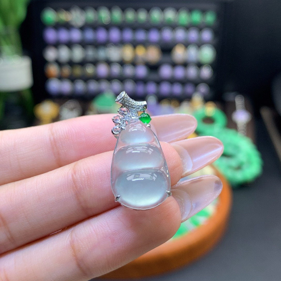 翡翠18K金镶嵌颈饰