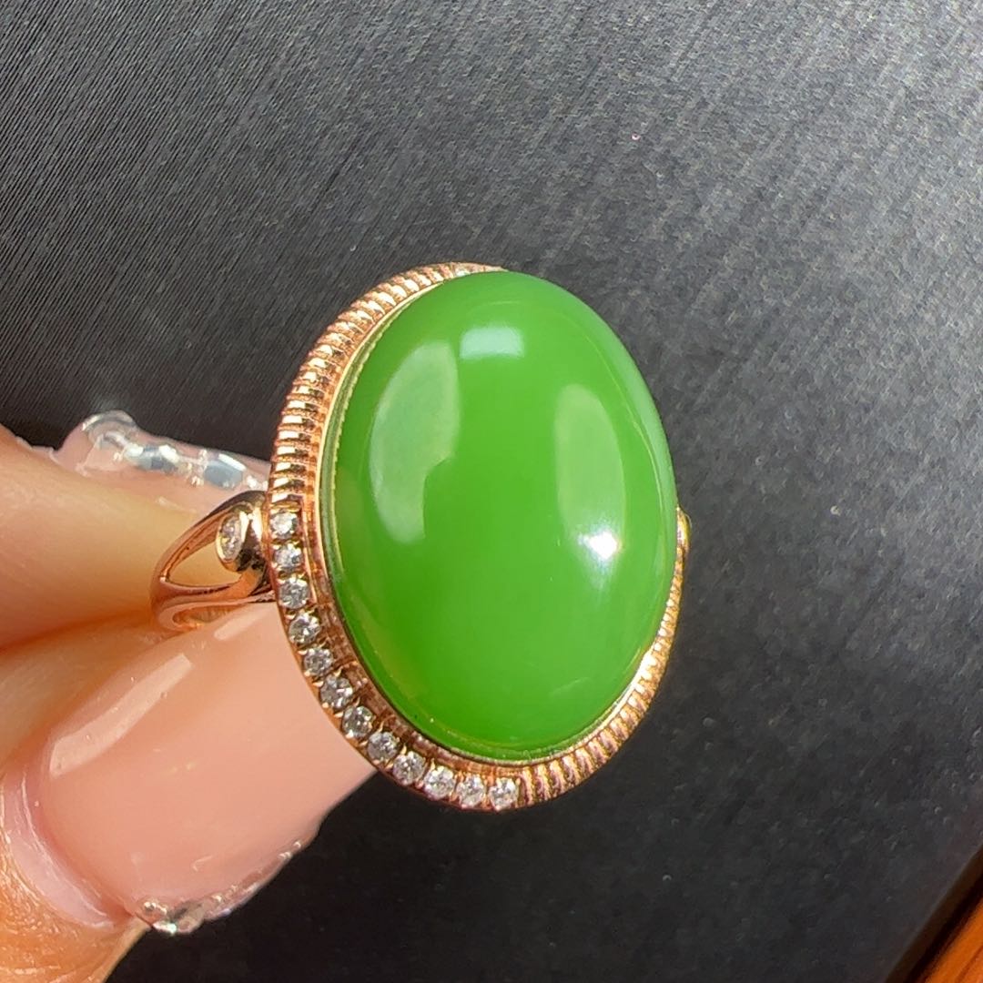 和田玉（碧玉）果绿翠艳蛋面戒指18K金镶嵌