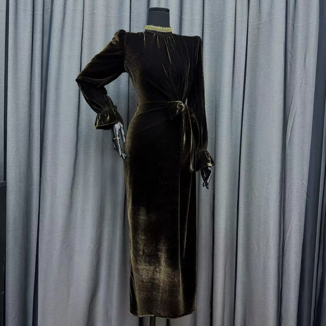 2025秋冬新款咖啡色金丝绒高领绑带连衣裙名媛贵妇风