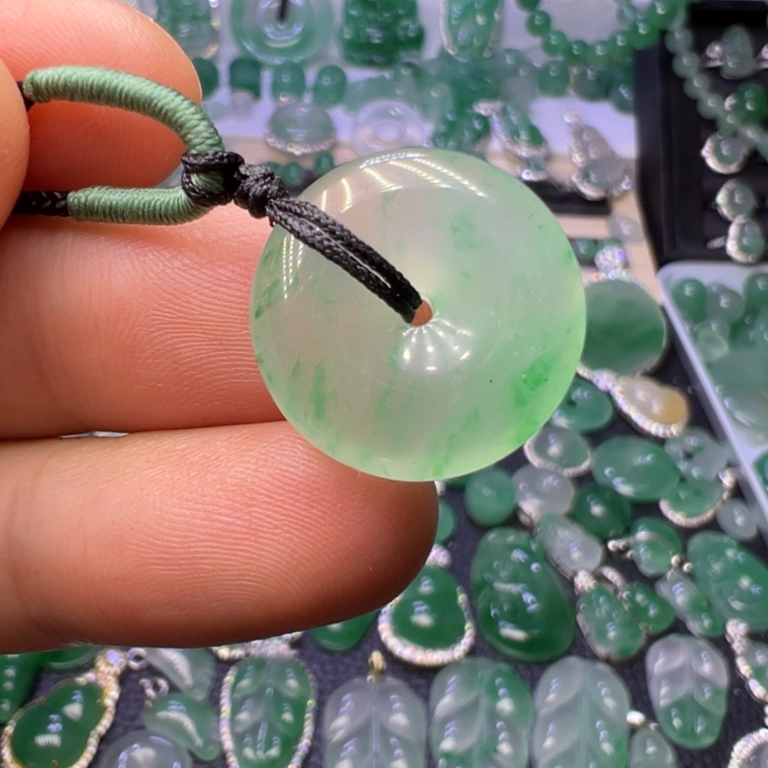 石英质玉（非洲翠）未镶嵌颈饰