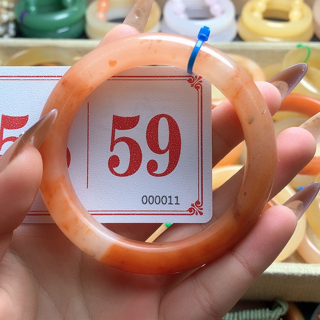 未镶嵌石英质玉（黄龙玉）手镯