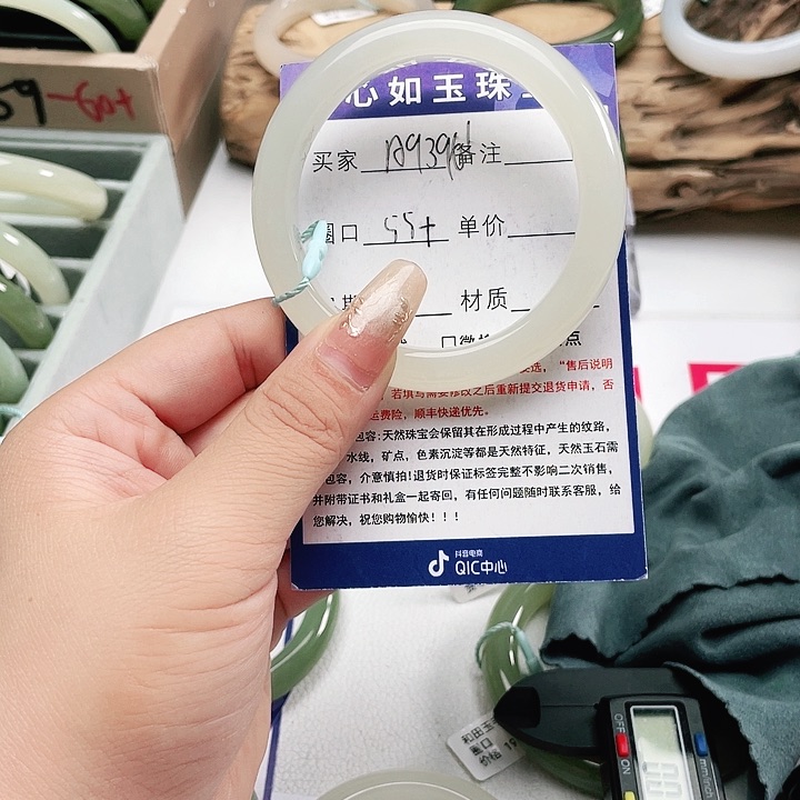 和田玉手镯未镶嵌时**奶