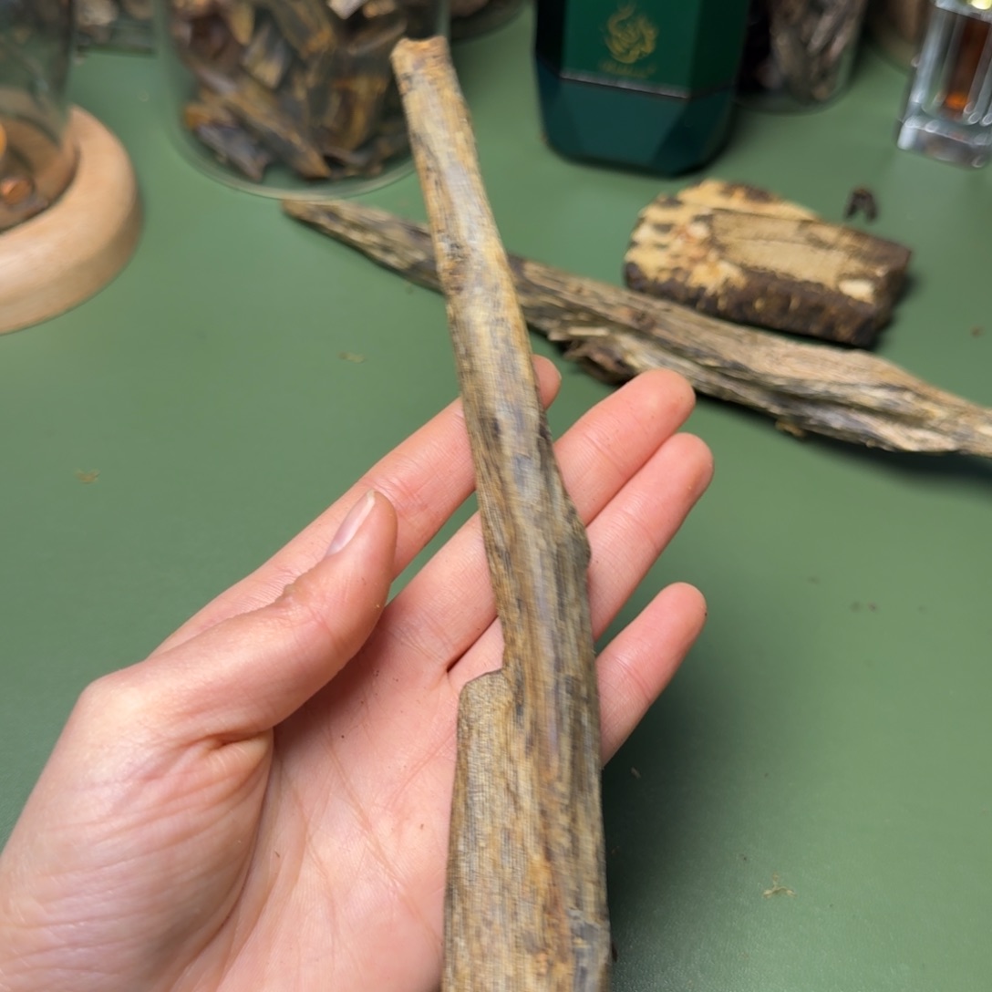 沉香手把件海南原母树蓝香树心油块料33.8克