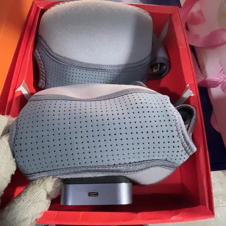 护膝加热按摩仪。  