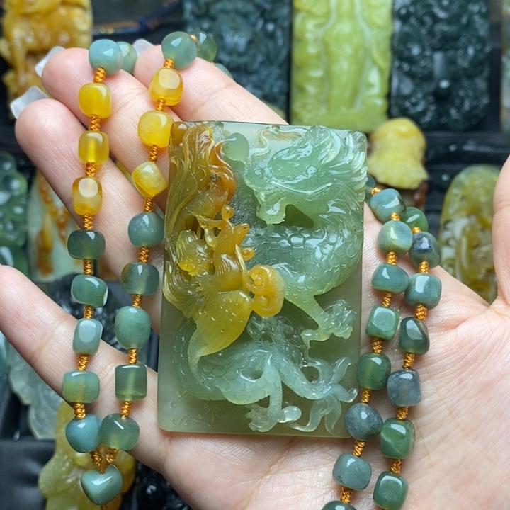 杨***柳蛇纹石玉未镶嵌颈饰