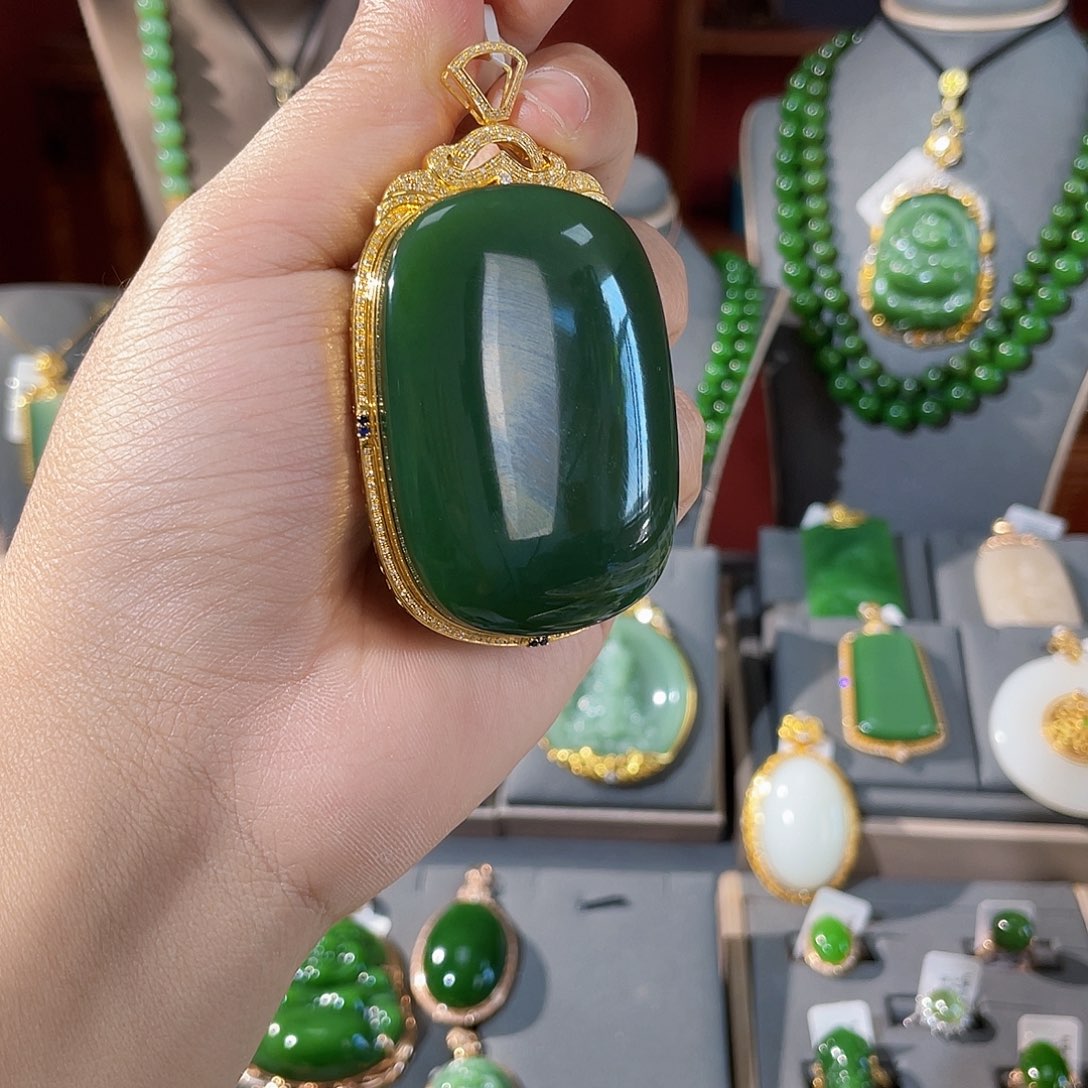 和田玉（碧玉）吊坠18K金镶嵌
