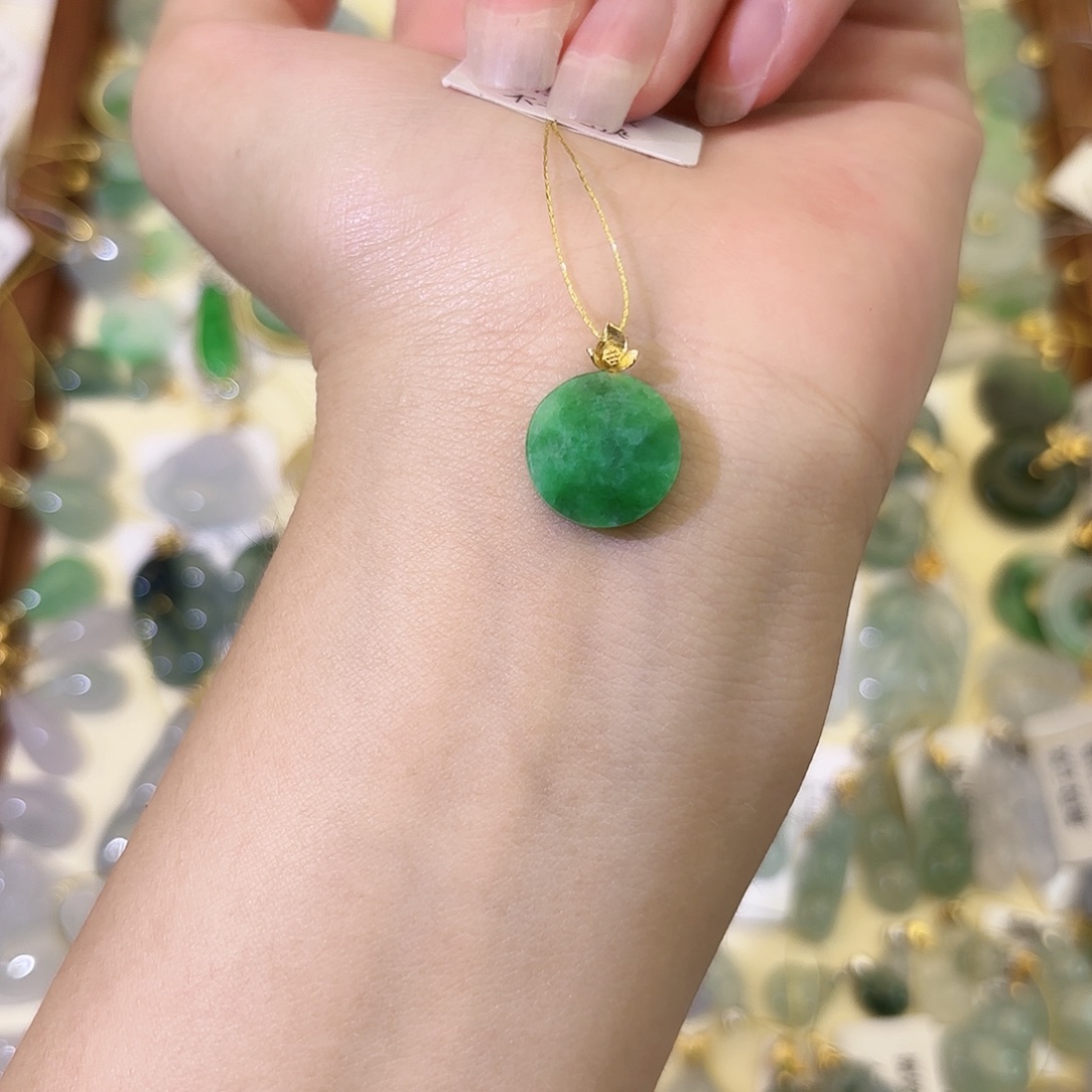 翡翠18K金镶嵌颈饰无事牌