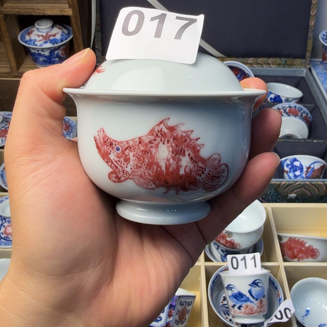 釉里红鱼藻布袋盖碗