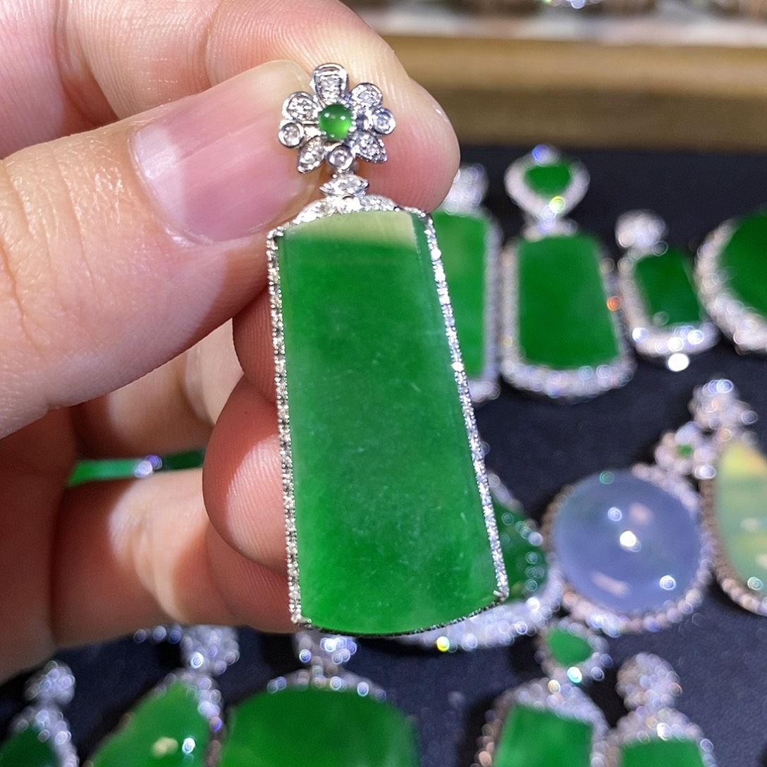 翡翠18K金镶嵌颈饰