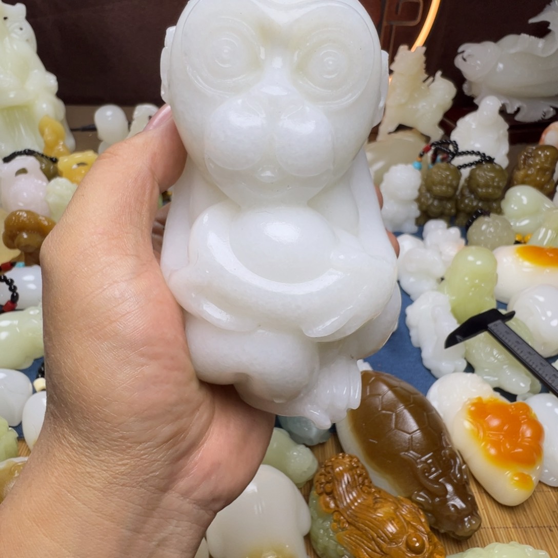 石材华**哥手工雕刻猴子摆件