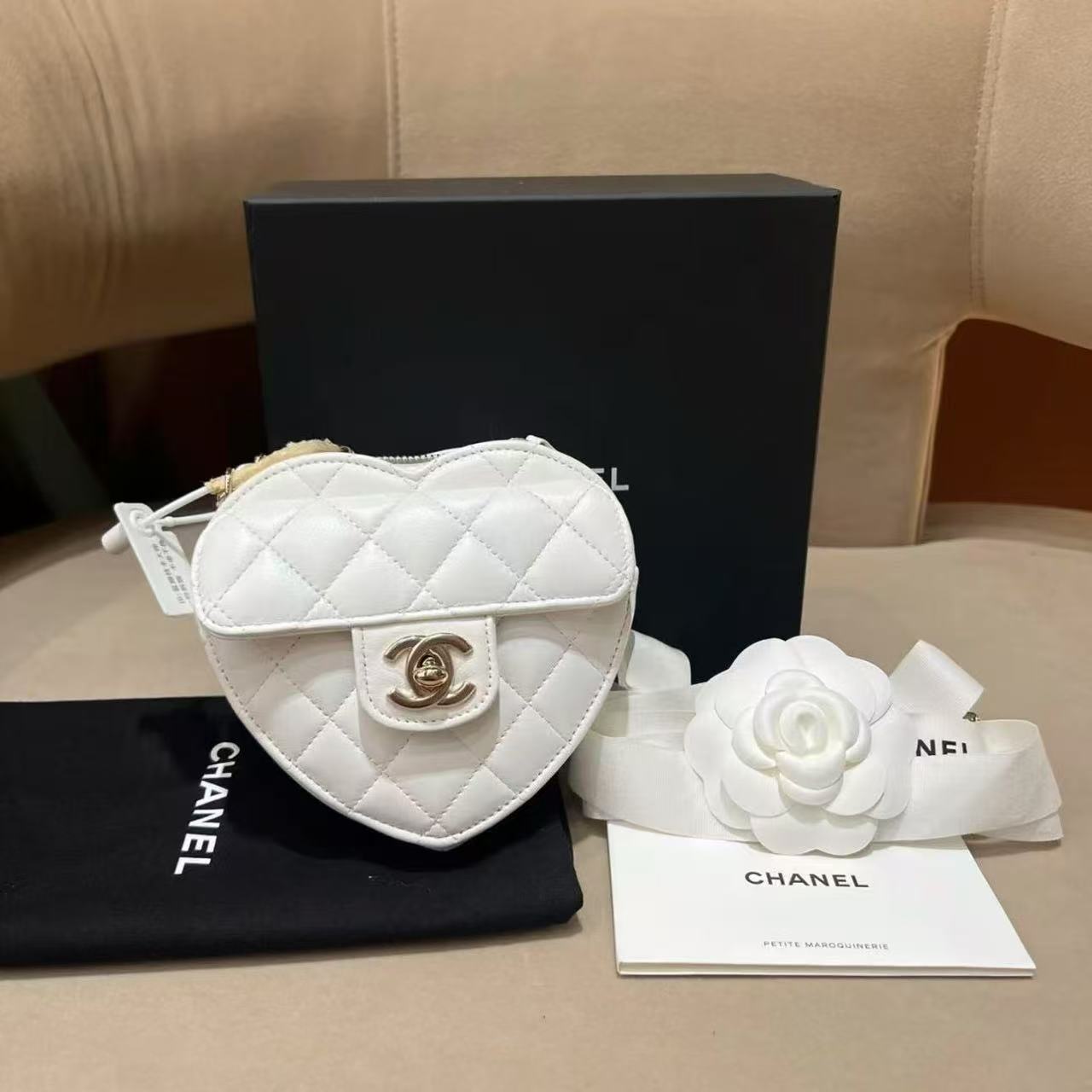 95新 Chanel/香奈儿 展会外场！白金爱心链条斜跨包