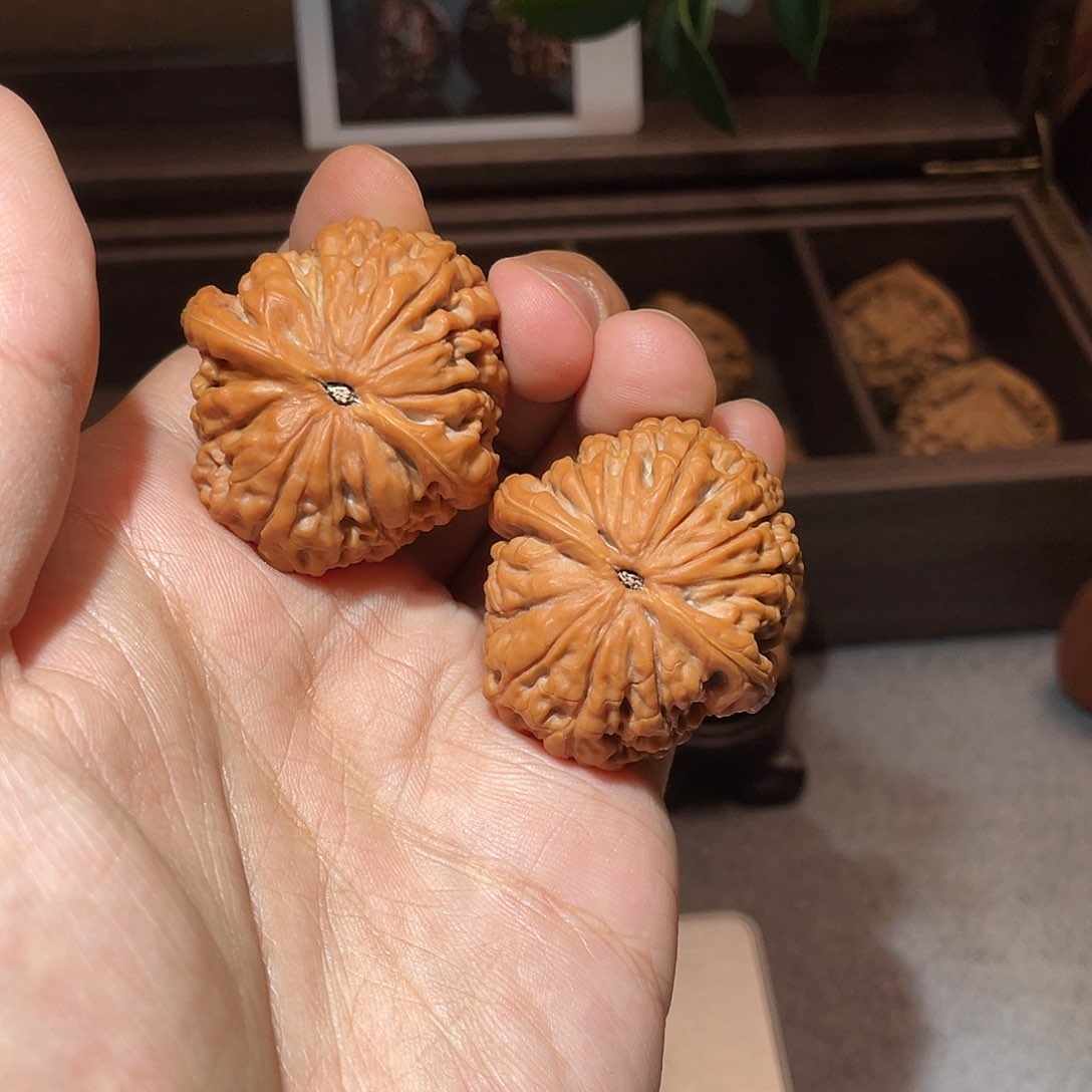 文玩核桃吊坠莲花