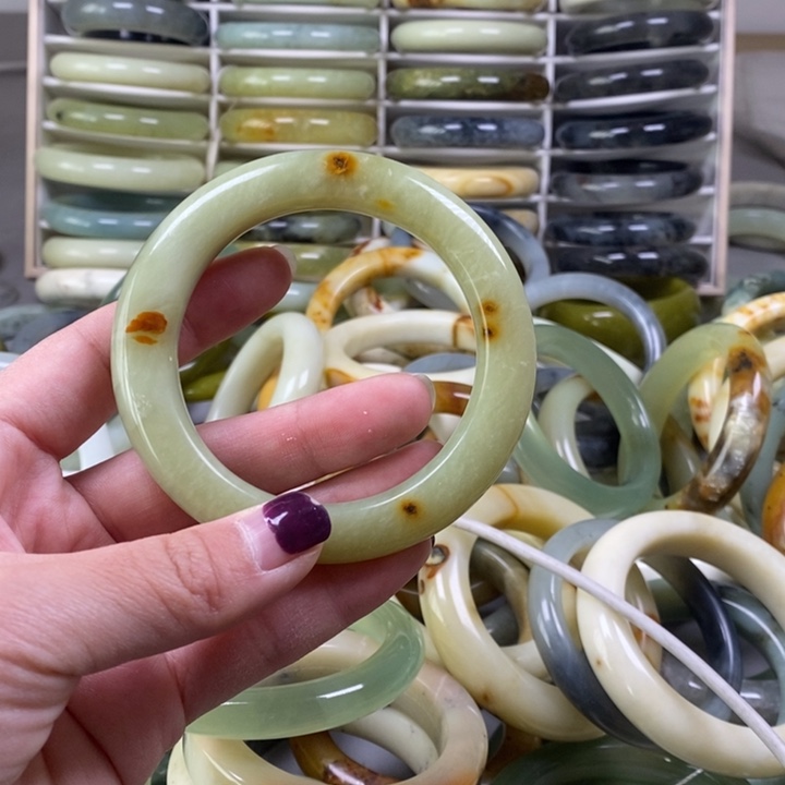 蛇纹石玉手镯未镶嵌