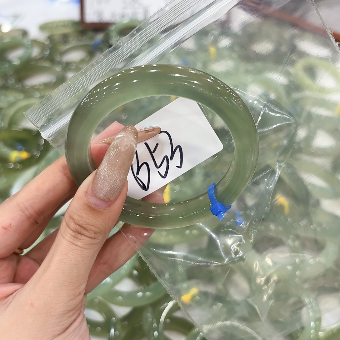 用***8未镶嵌蛇纹石玉手镯
