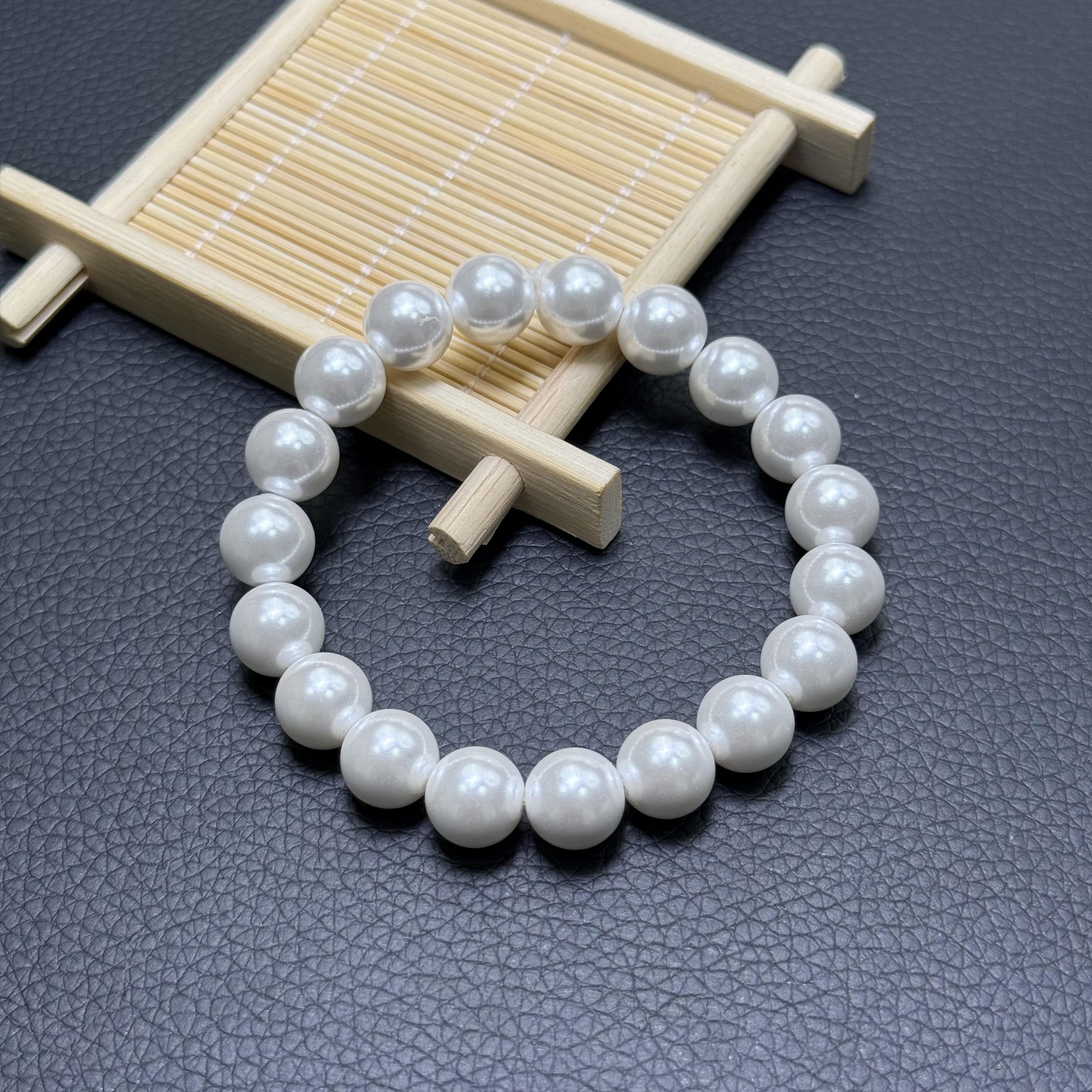 甄选深海冷光白手串 111