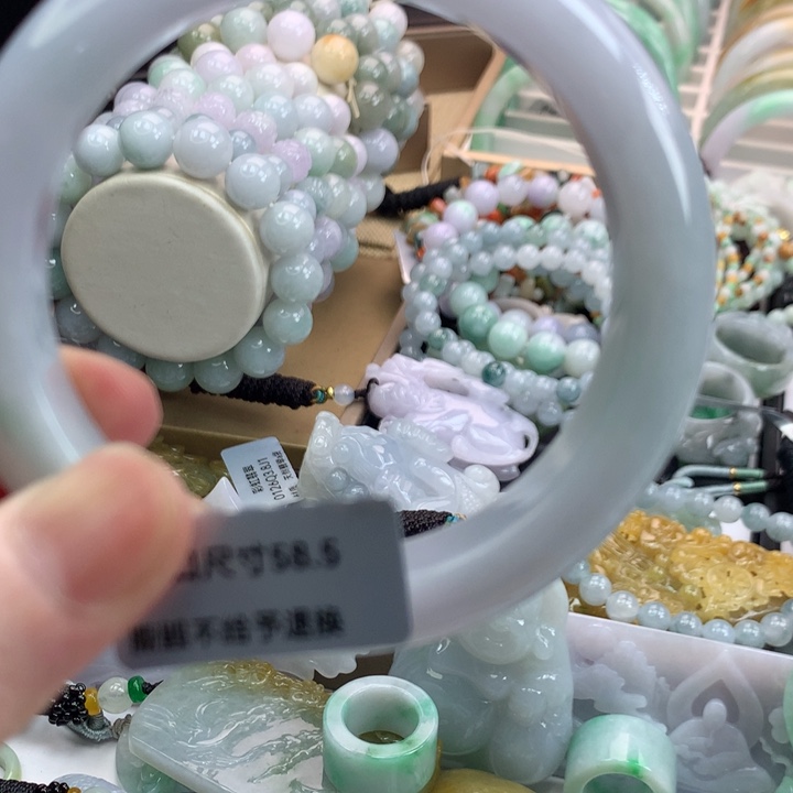 翡翠手镯未镶嵌吊坠