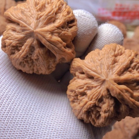 【闪购商品】桃核吊坠大粗筋狮子头