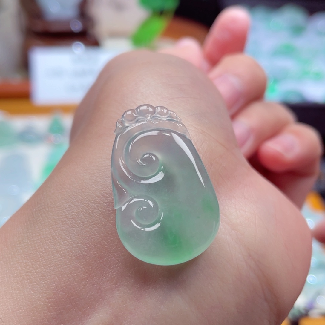 翡翠颈饰未镶嵌如意