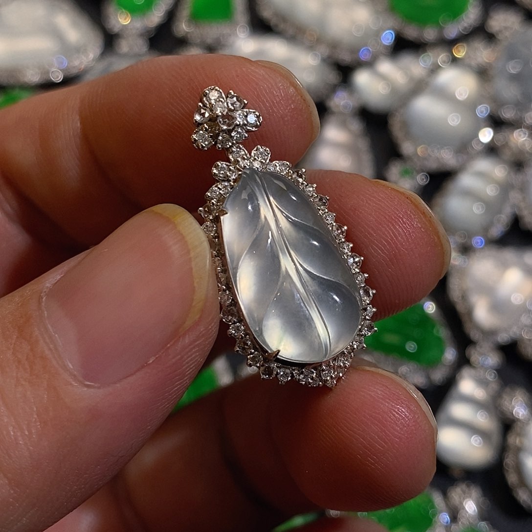 翡翠颈饰18K金镶嵌叶子