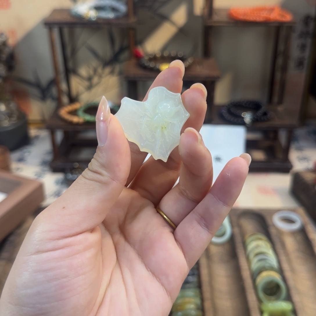 蛇纹石玉颈饰合金