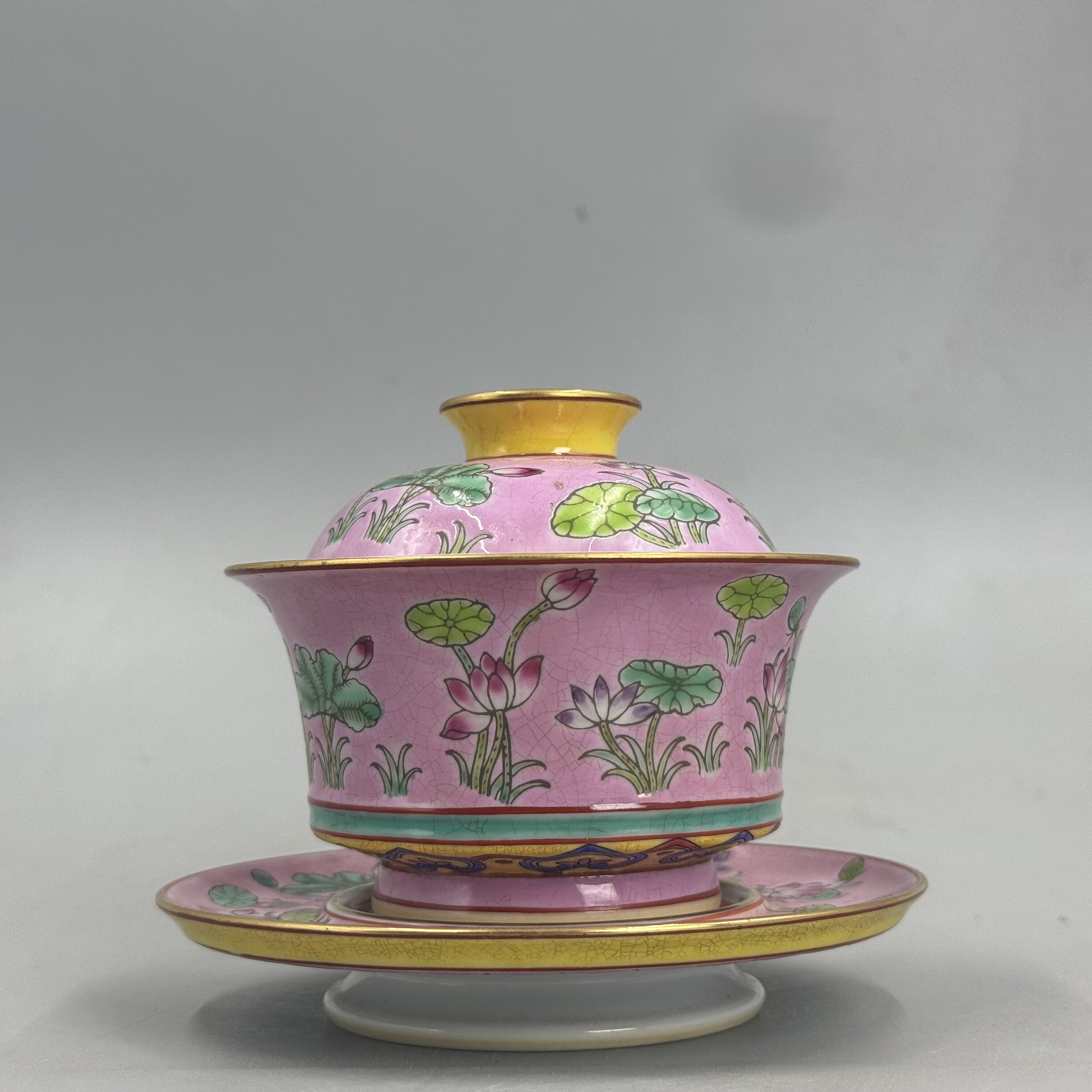 珐琅彩鱼藻纹胭脂红三才盖碗