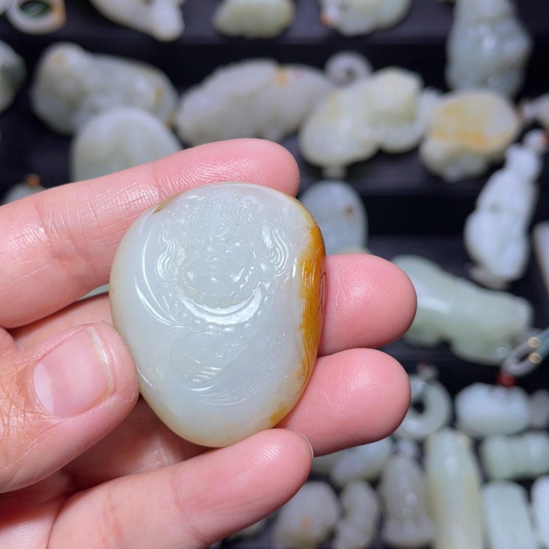 和田玉颈饰未镶嵌与**伴