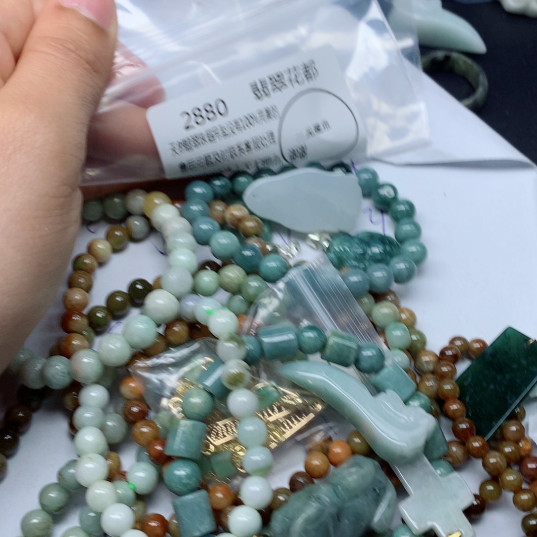 翡翠颈饰未镶嵌翡翠