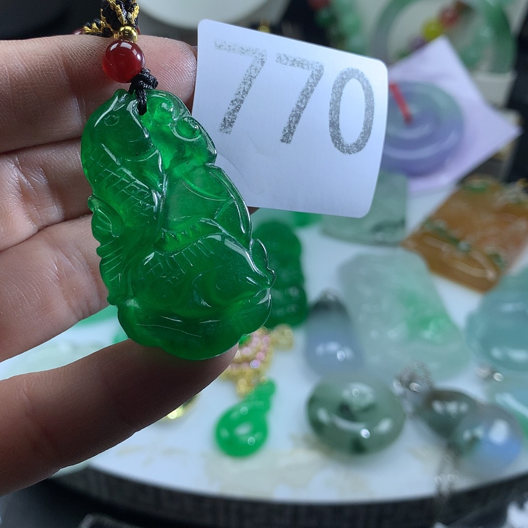 翡翠未镶嵌吊坠(赠链)