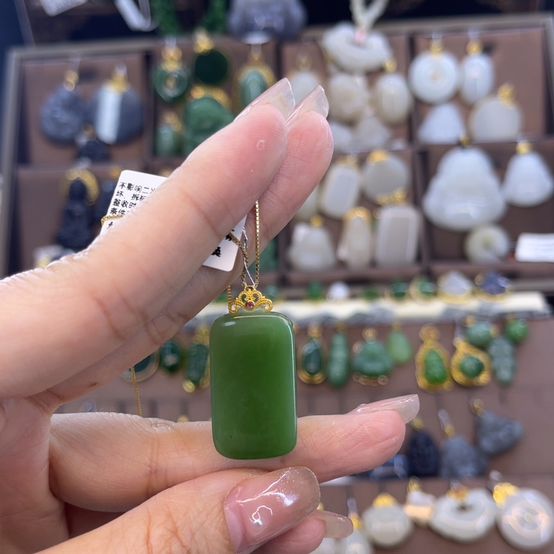 和田玉吊坠18K金镶嵌