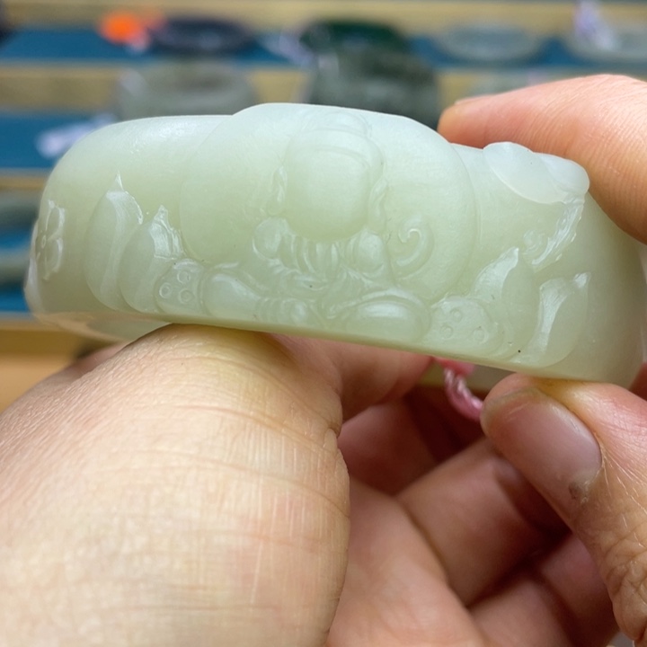 和田玉手镯56圈口。编号73未镶嵌