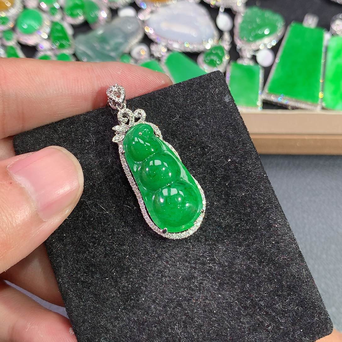 翡翠吊坠(赠链)18K金镶嵌