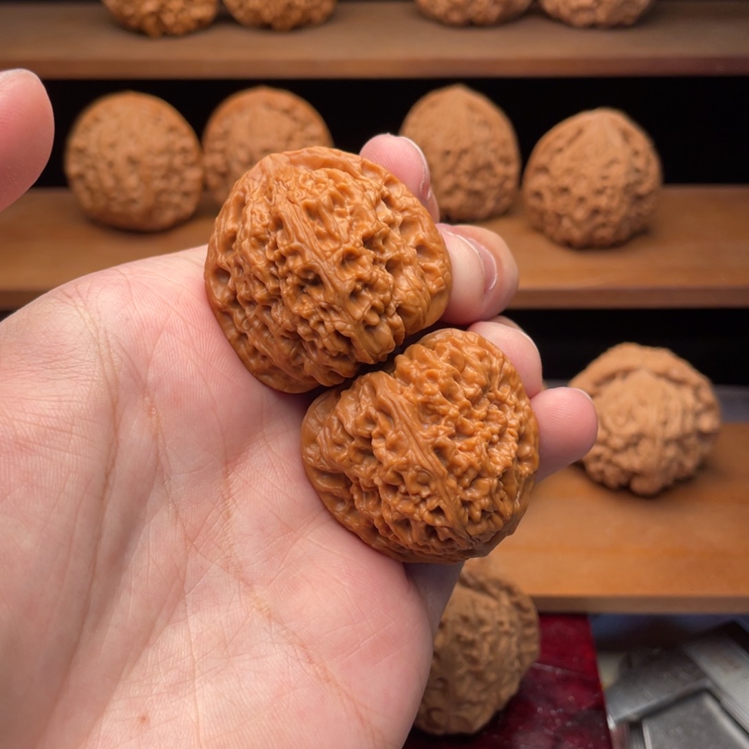 文玩核桃把件幸****社37红皮南疆石