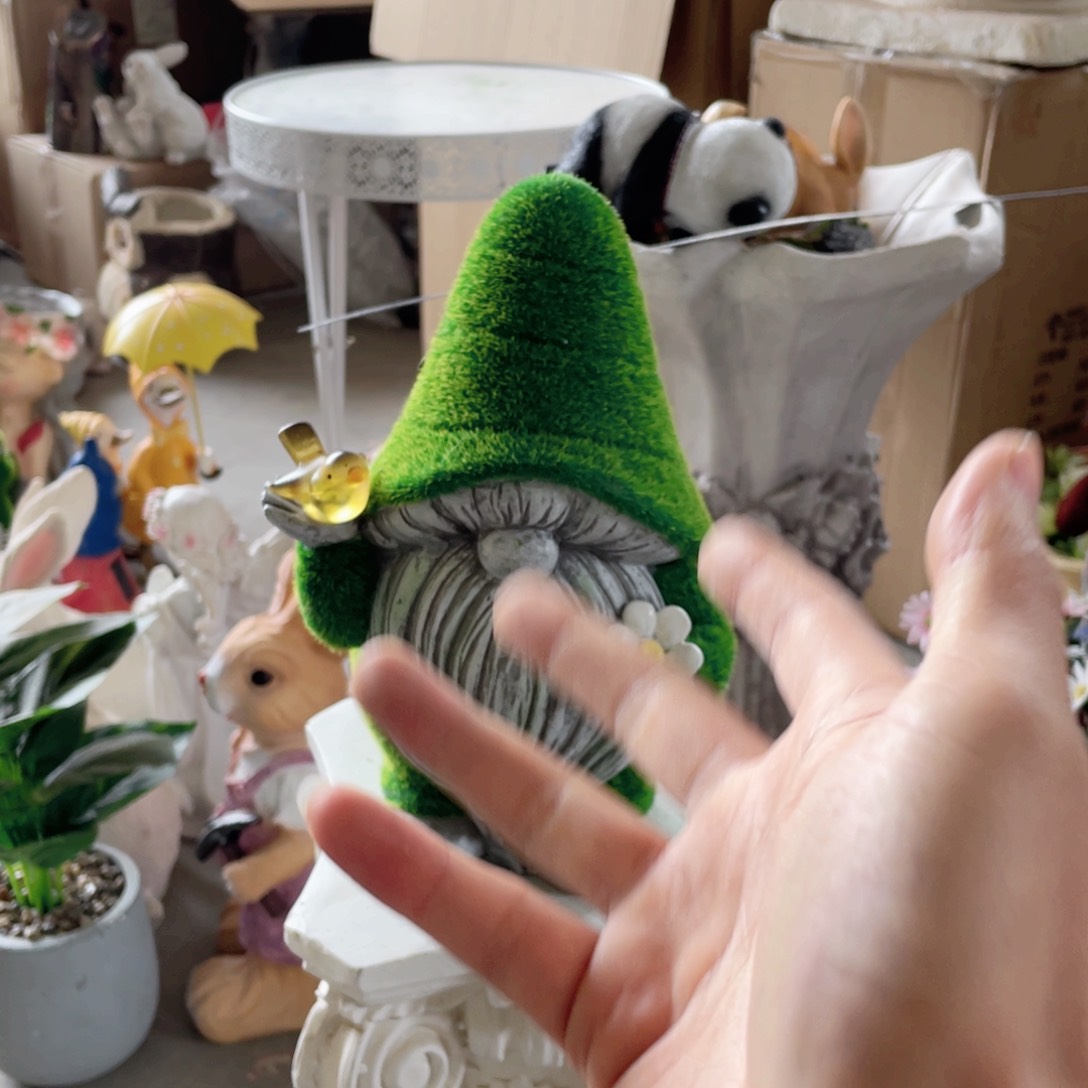 【闪购商品】树脂绿色植绒地精摆件