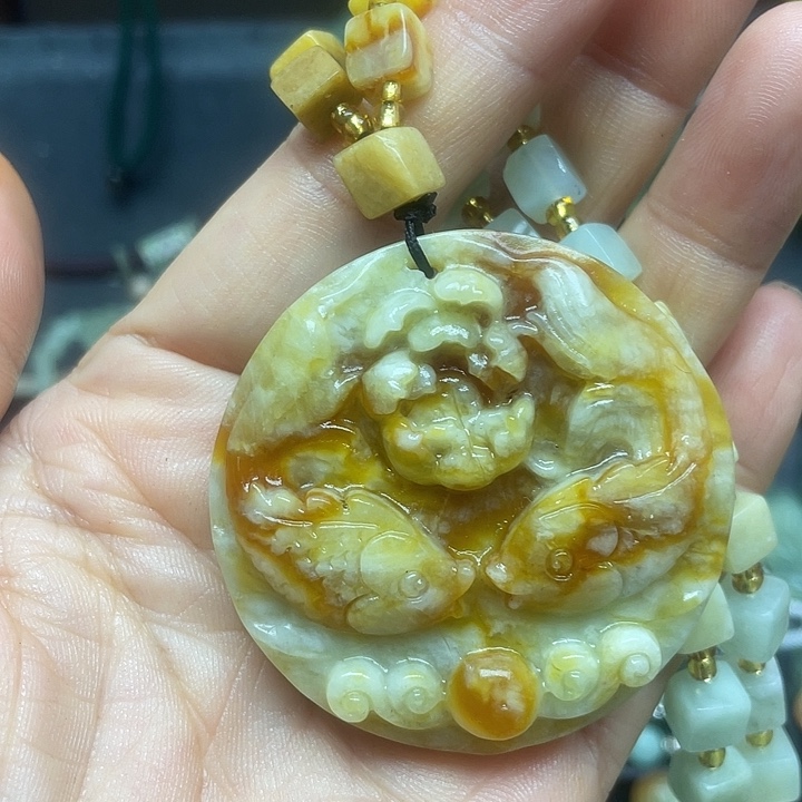未镶嵌蛇纹石玉颈饰云**曜