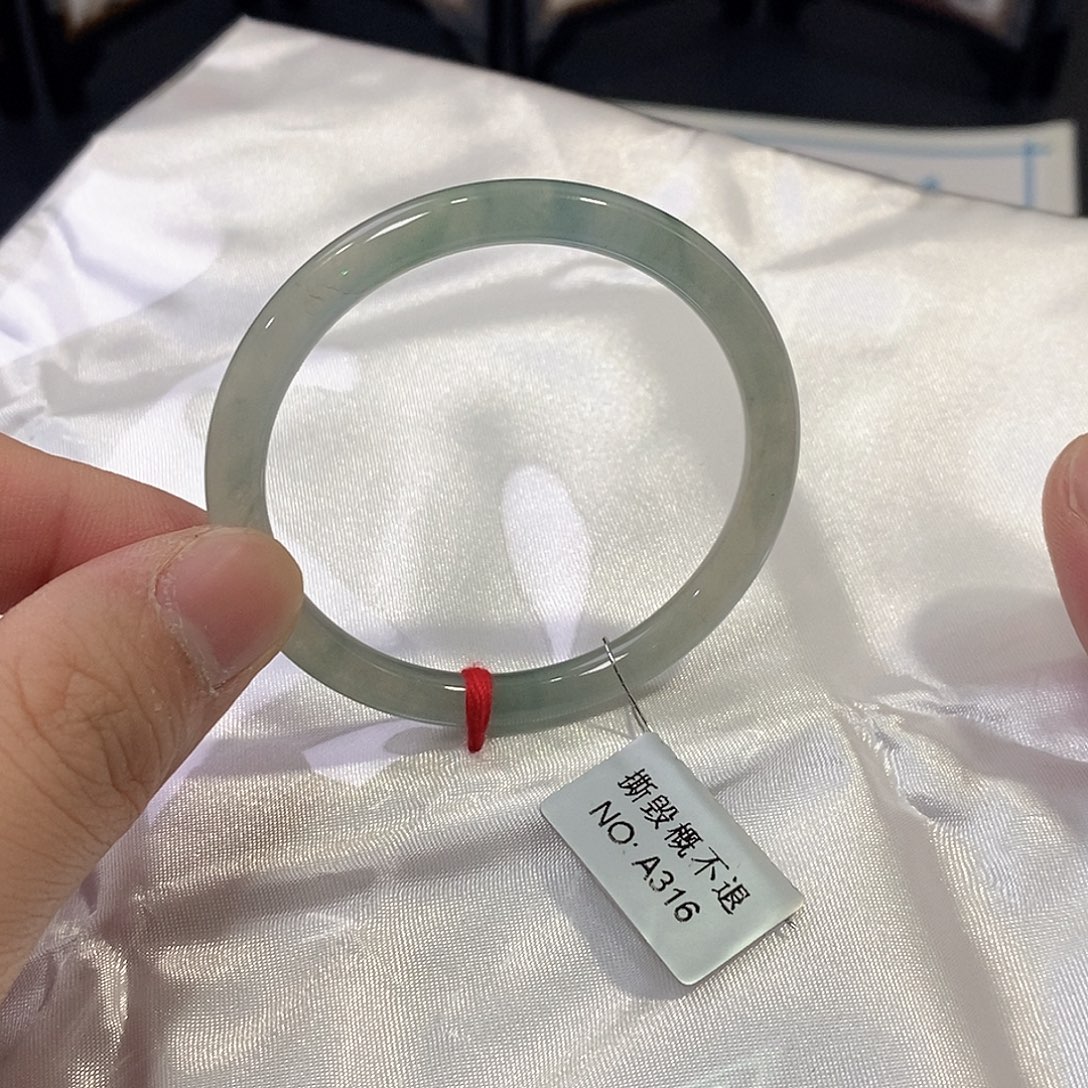 翡翠未镶嵌手镯（圆镯）