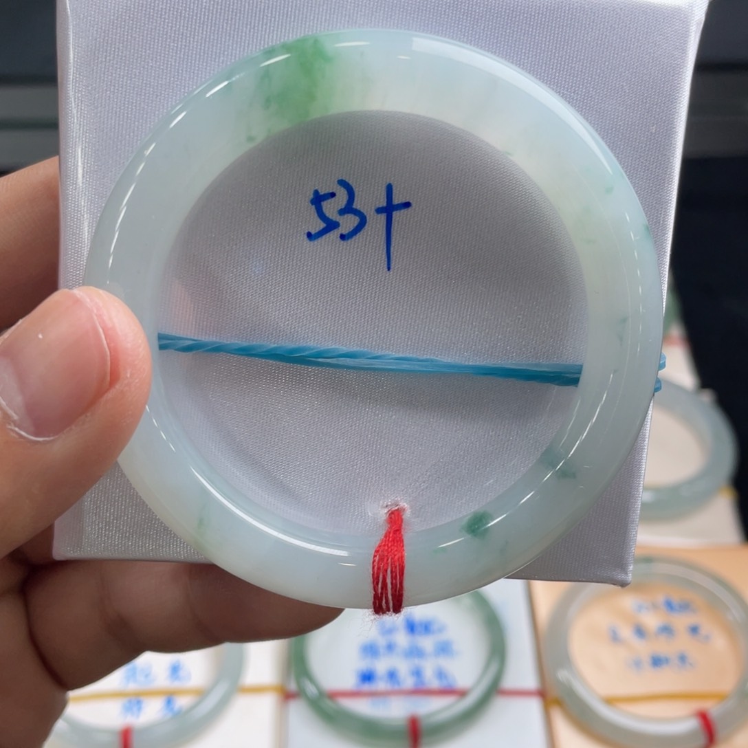 翡翠手镯未镶嵌翡翠手镯