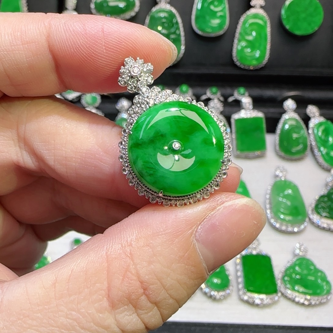 翡翠18K金镶嵌颈饰平安扣