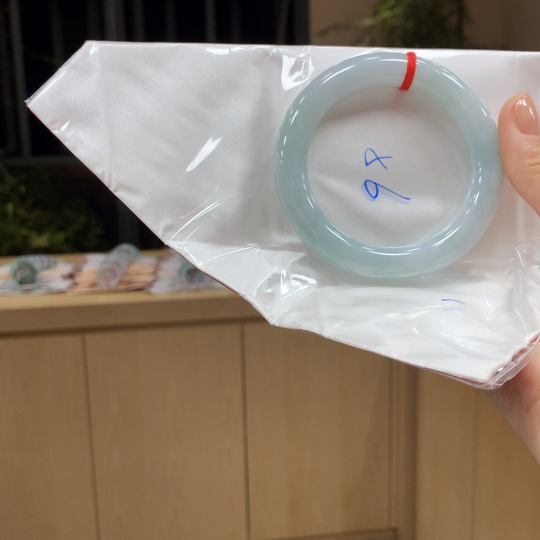 翡翠手镯未镶嵌不退不换