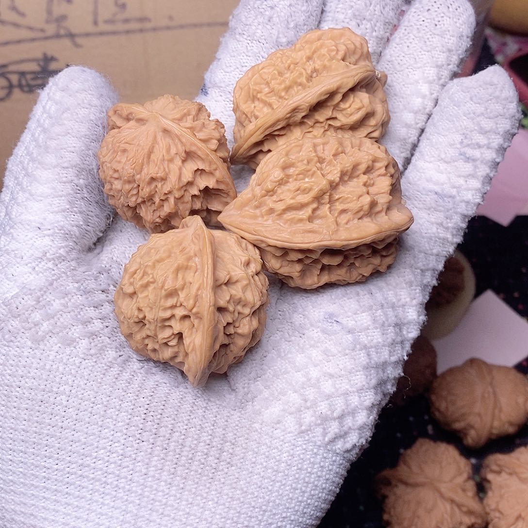 桃核把件好*野生核桃