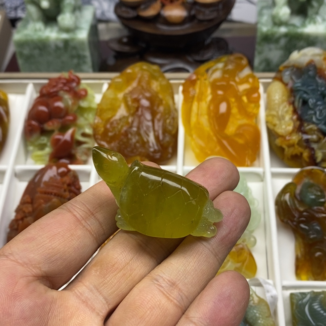 崔***爷未镶嵌蛇纹石玉颈饰