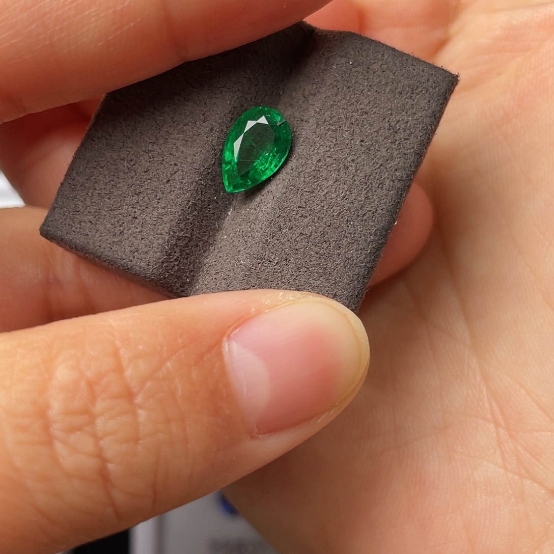 串***店祖母绿裸石1.52克拉GUILD4395