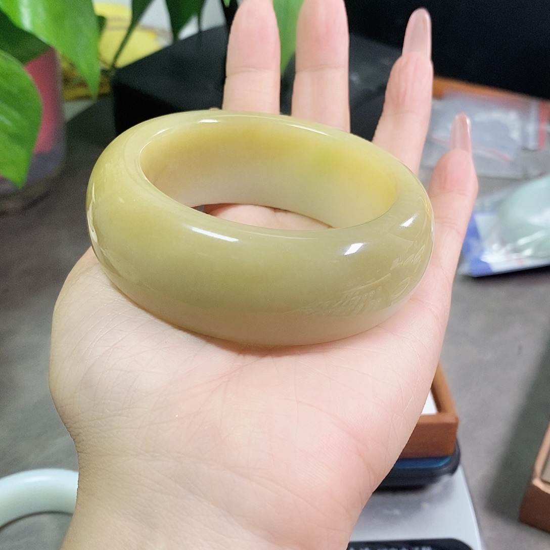 ****y和田玉未镶嵌手镯