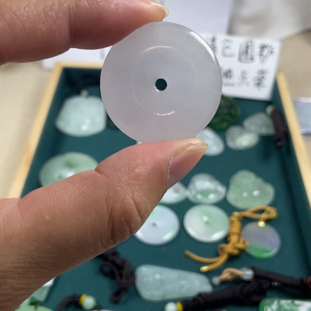 翡翠未镶嵌颈饰平安扣