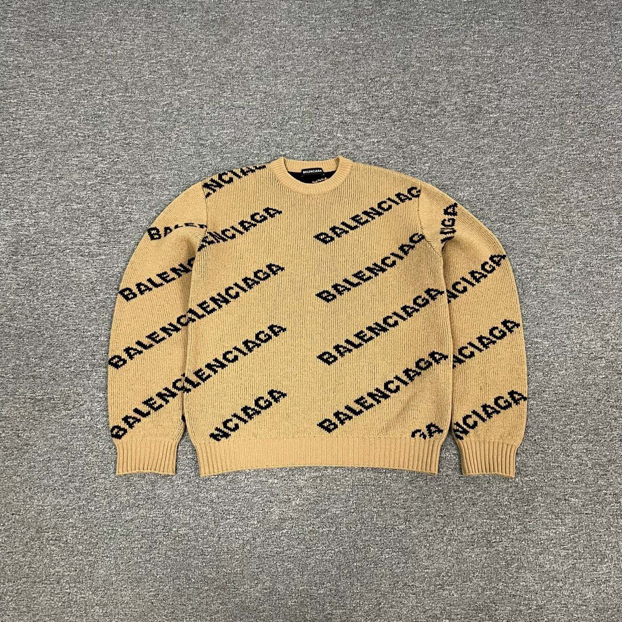 99新 Balenciaga/巴黎世家 卡其色 满印弹幕Logo 针织毛衣 S码
