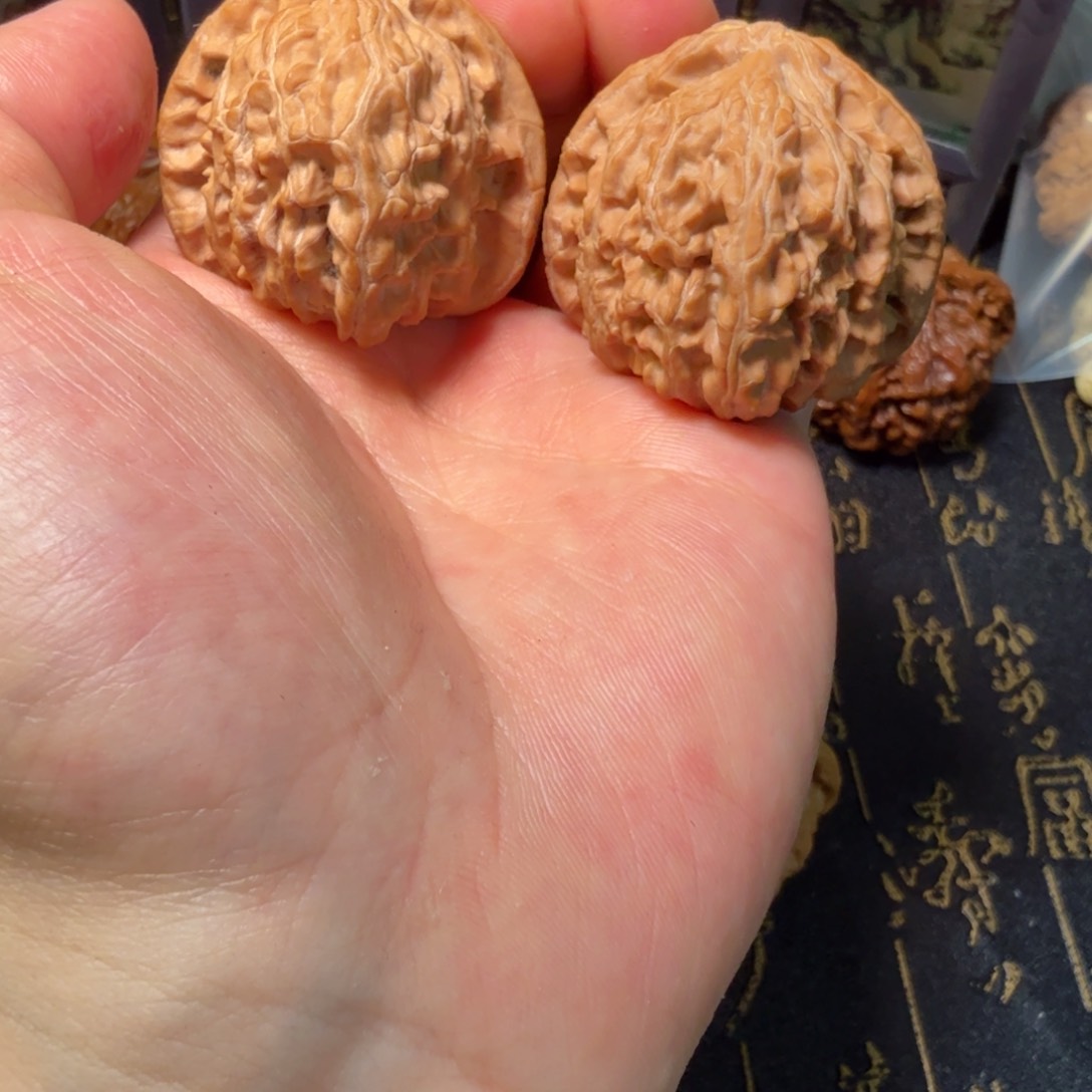 文玩核桃吊坠山西三角白40