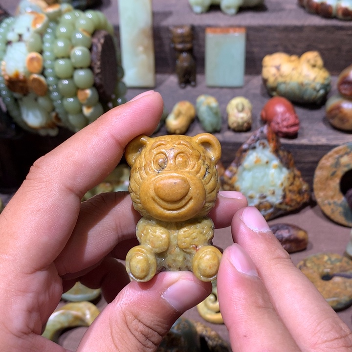 未镶嵌岫岩河磨玉（透闪石质玉）把件